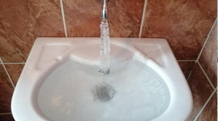 Donmasın diye musluğu açık bıraktı, akan su bile dondu