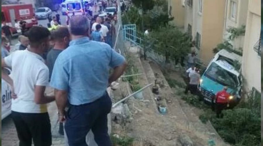 D���ne giden minib�s bah�eye d��t�: 20 yaral�