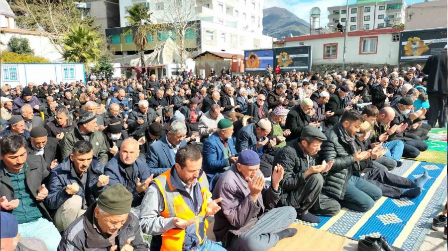Dzii'nde cemaat meydanda cuma namaz kld