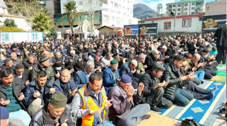 Dzii'nde cemaat meydanda cuma namaz kld