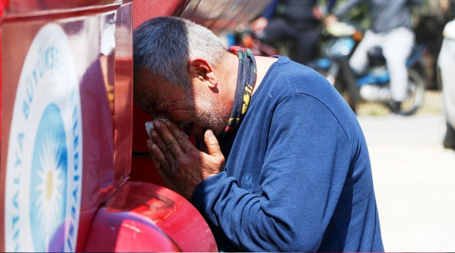 Ekmek teknesi yanan s�r�c�, g�zya�lar�na bo�uldu