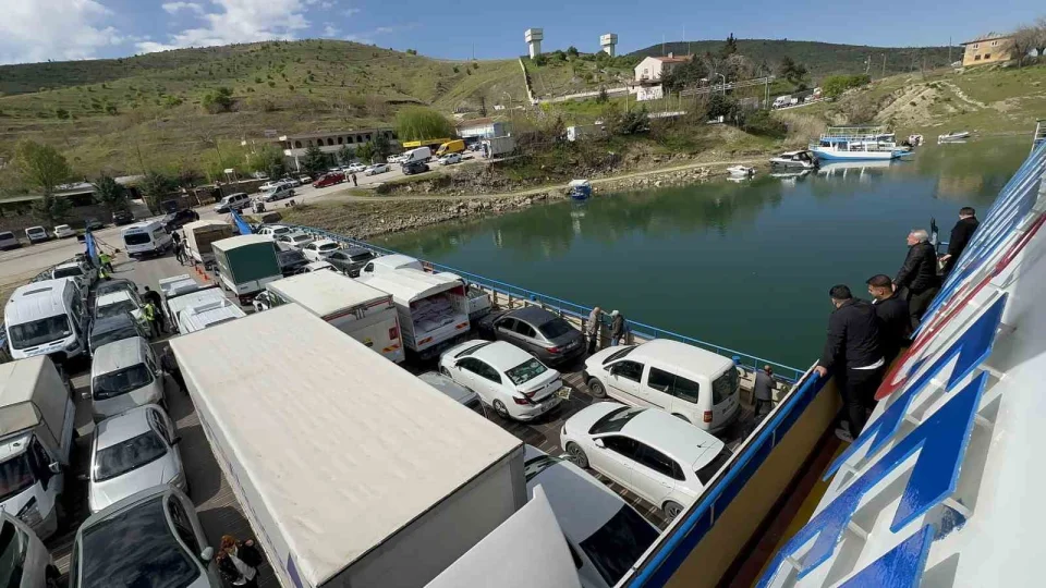 Elaz��-Pertek feribotunda metrelerce kuyruk olu�tu