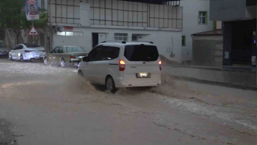 Elazığ'da yollar göle döndü