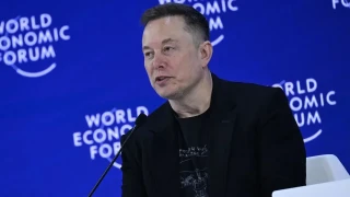 Elon Musk trilyonerlik e�i�inde