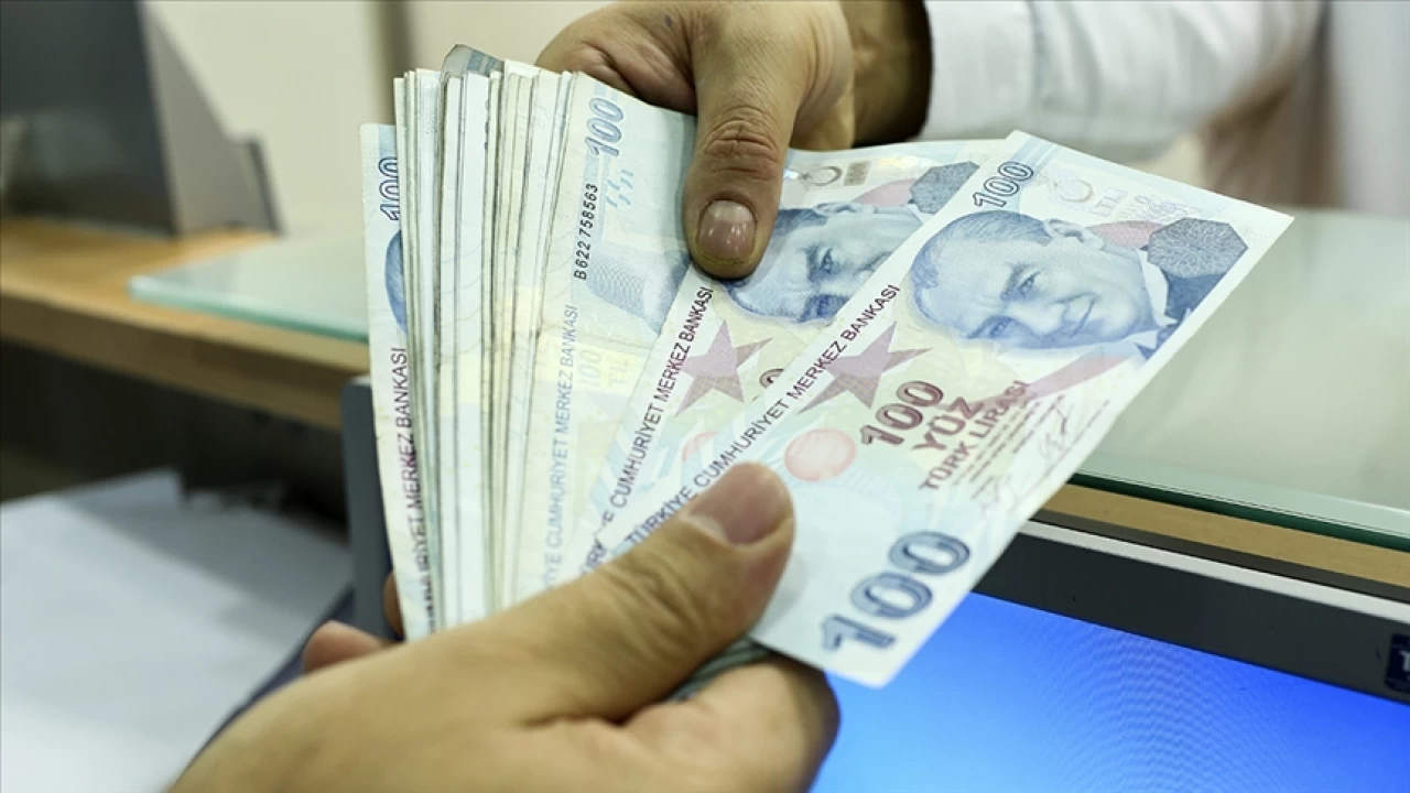 Emekliler, k�k maa� uygulamas� nedeniyle 10 bin lira almaya devam edecek
