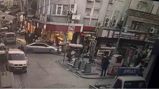 Emin�n�'nde fren yerine gaza basan s�r�c� vatanda�lar�n aras�na dald�