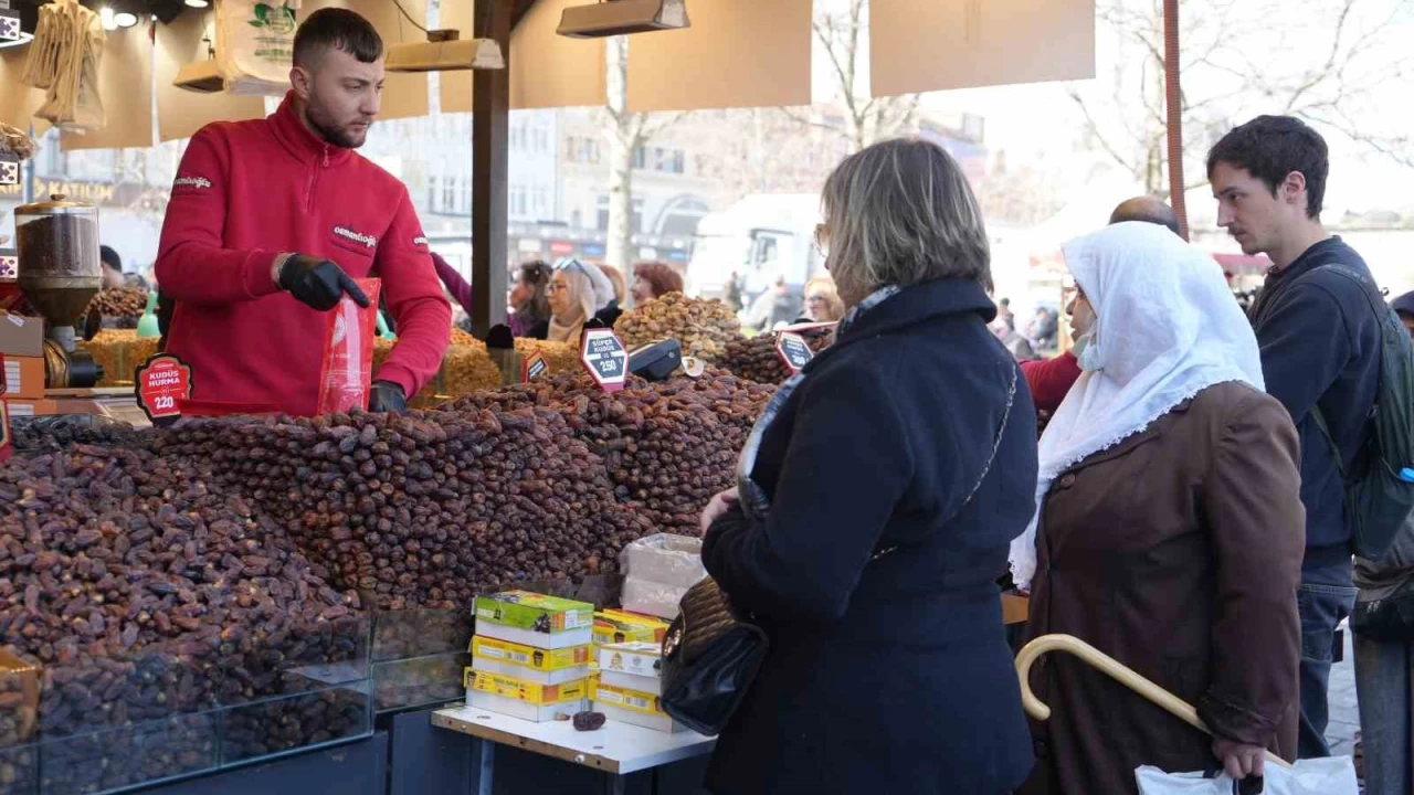 Eminönü'nde Ramazan alışverişi başladı