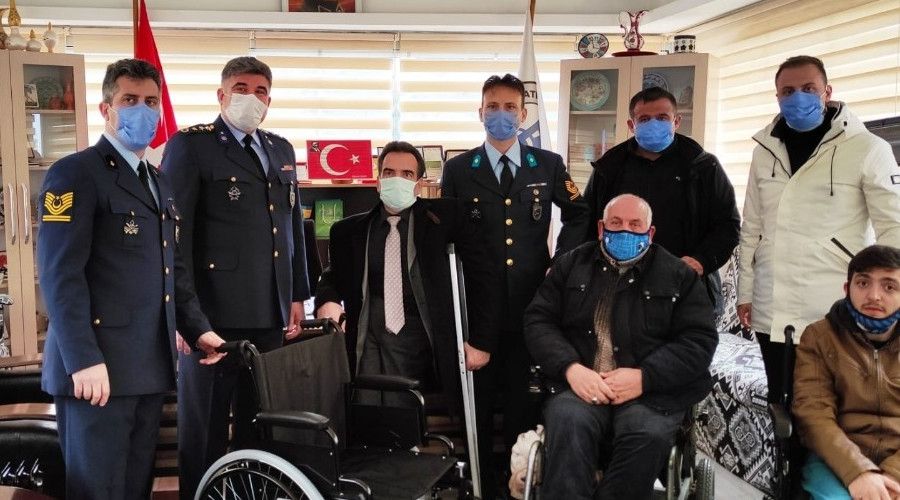 Engellilere baston ve sandalye deste�i