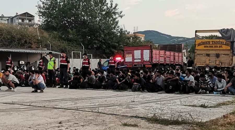 Erdek'te iki kamyonda 180 mülteci yakalandı