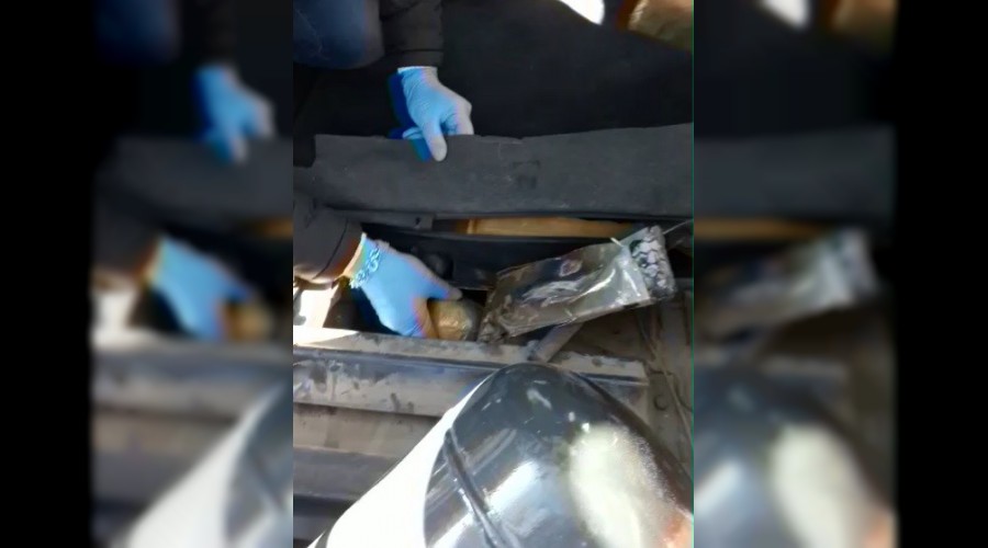 Eroini gizli bölmeye zulalamış