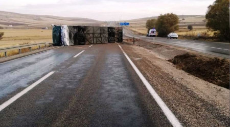 Erzincan'da yolcu otobüsü devrildi: 24 yaralı