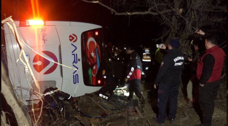 Erzincan'da yolcu otobs arampole devrildi: 1 l, 33 yaral