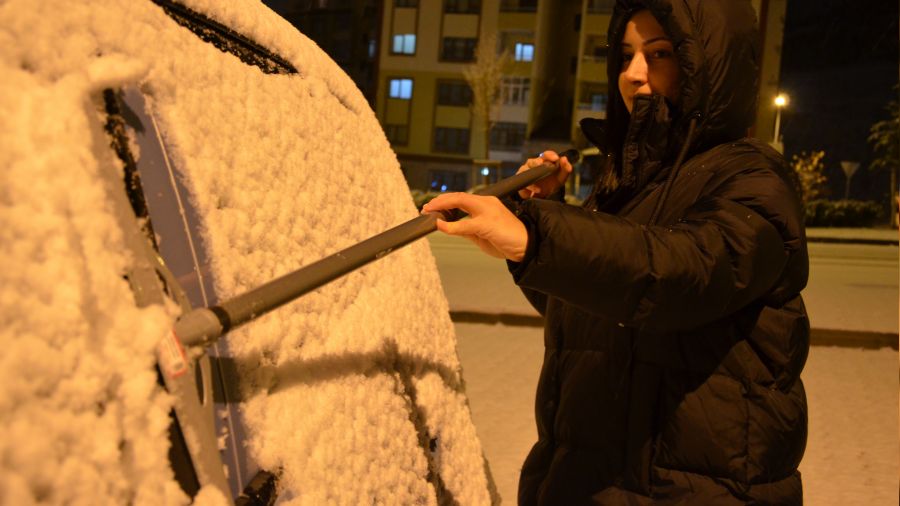 Erzurum'da kar etkili oluyor