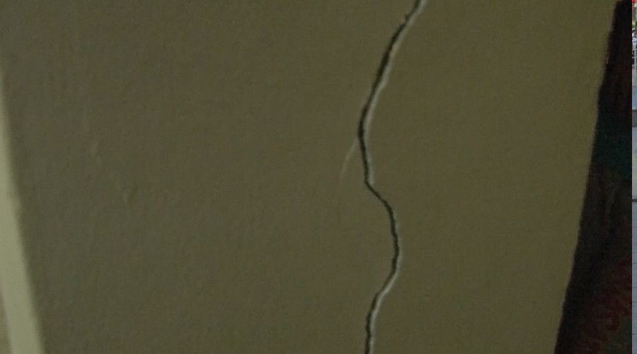 Esenler'de kolonlar� �atlayan 3 katl� binan�n sakinleri yak�nlar�na s���nd�