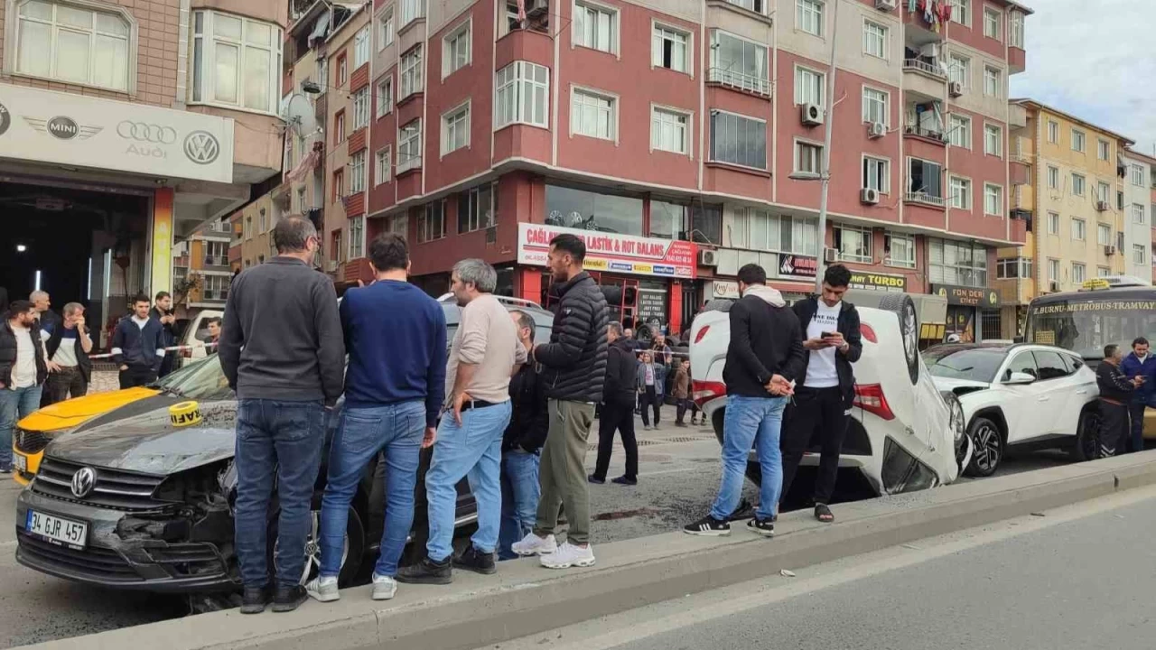 Esenler'de zincirleme kaza: 6 araç ve motosiklet karıştı