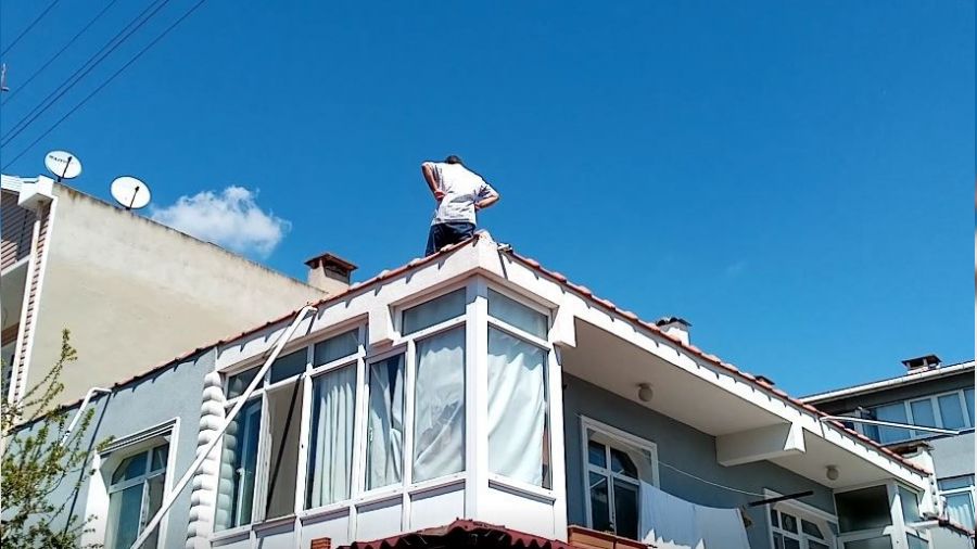 E�ini dinlemeyen adam �at�dan d��t�