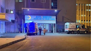 Eşiyle yürürken tanımadığı kişi tarafından bıçaklandı