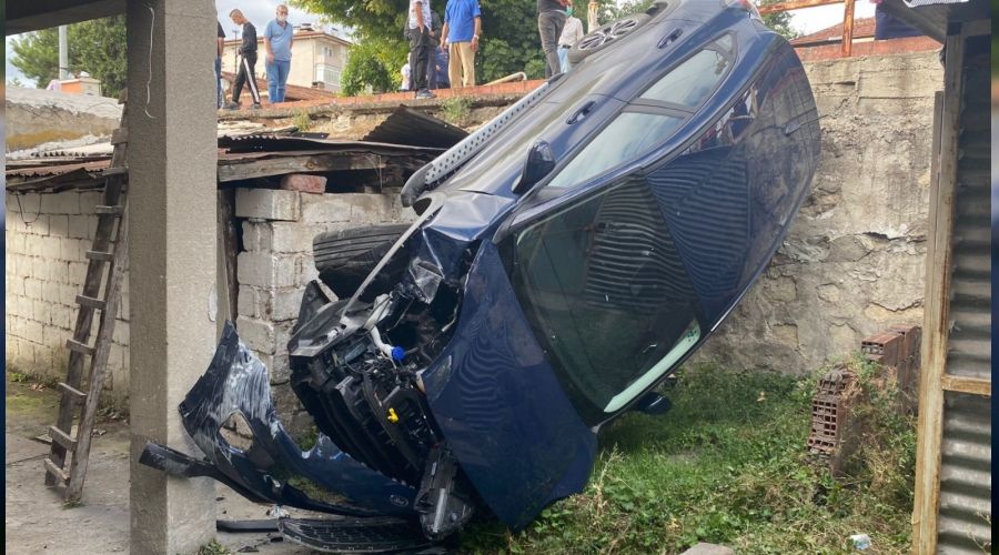 Evin bah�esine u�an otomobilin s�r�c�s� yaraland�