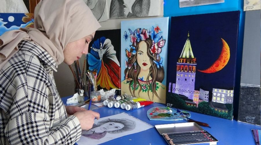 Evinin bir odas�n� at�lyeye �eviren gen� k�z, hayallerini tuvallere yans�t�yor