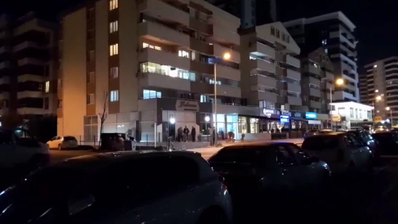 Faciadan döndüler: Bursa'da bir kafenin asma tavanı çöktü