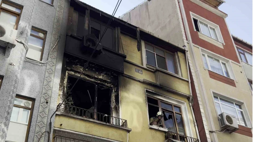 Fatih'te 2 katl� binada ��kan yang�nda 4 ki�i kurtar�ld�