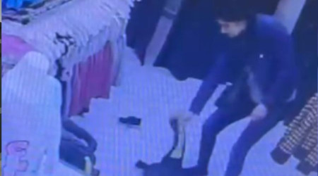 Fatih'te mağazada 3 yaşındaki çocuğa şiddet uygulayan kadın kamerada