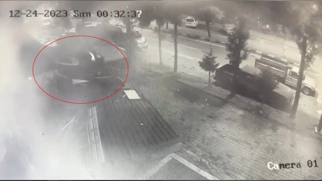 Fırtınada uçan çatı araçların üstüne düştü