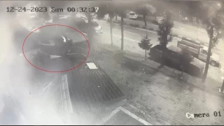Fırtınada uçan çatı araçların üstüne düştü