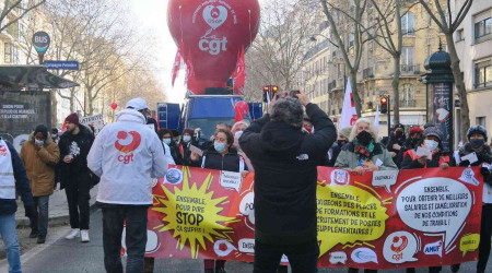 Fransa'da sağlık çalışanları sokağa indi