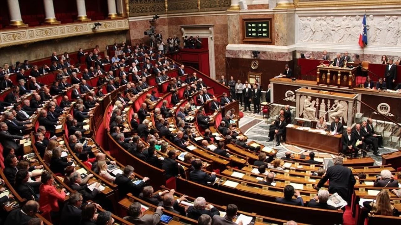 Fransa'da tartışmalı göç yasa tasarısının görüşülmesi reddedildi