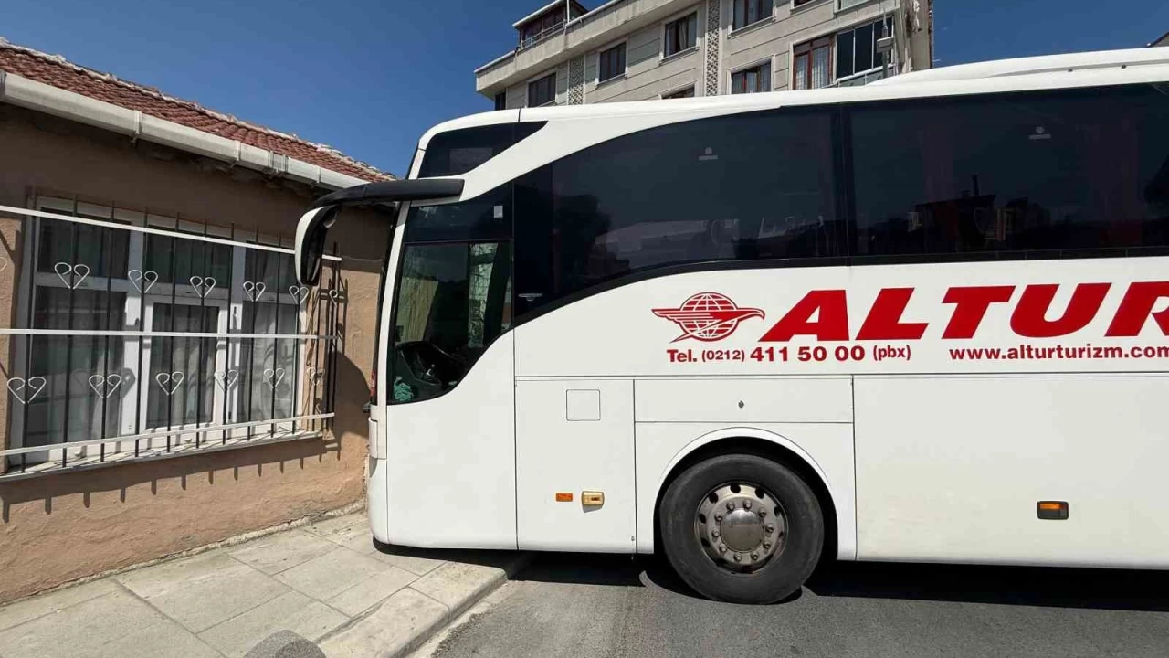 Freni boalan yolcu otobs kayarak gecekonduya arpt
