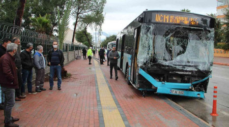 Freni patlayan şehiriçi yolcu otobüs kontrolden çıkıp 9 araca çarptı