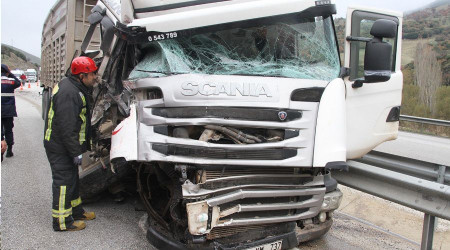 Freni tutmayan tır gemi motoru taşıyan konvoy aracına çarptı