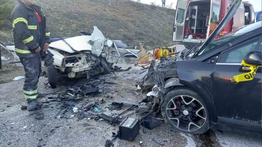 Gediz'de iki otomobil kafa kafaya �arp��t�: 1 �l�, 3 yaral�