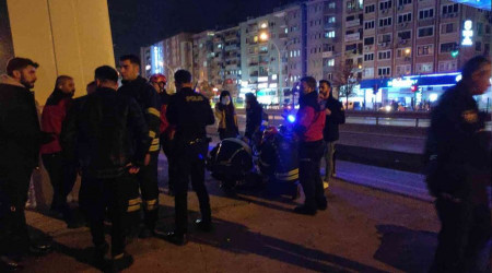 Genç kız köprüden atladı, polisler tuttu