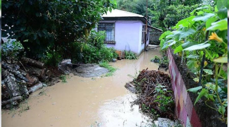 Giresun'da sağanak yağış dere yataklarını taşırdı