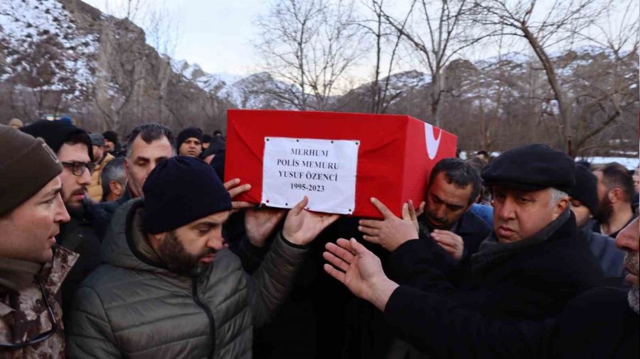 G���k alt�nda kalan polis memuru topra�a verildi