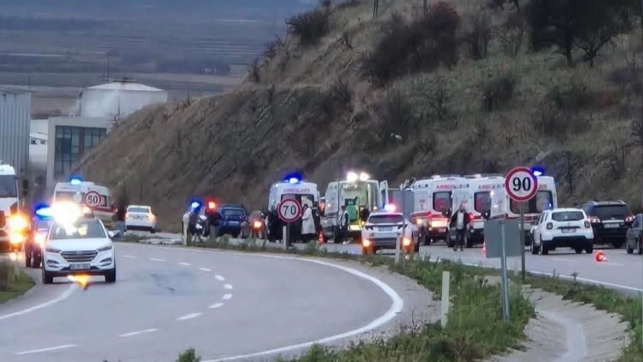 G�nen'de servis kazas�: 4'� a��r 26 yaral�
