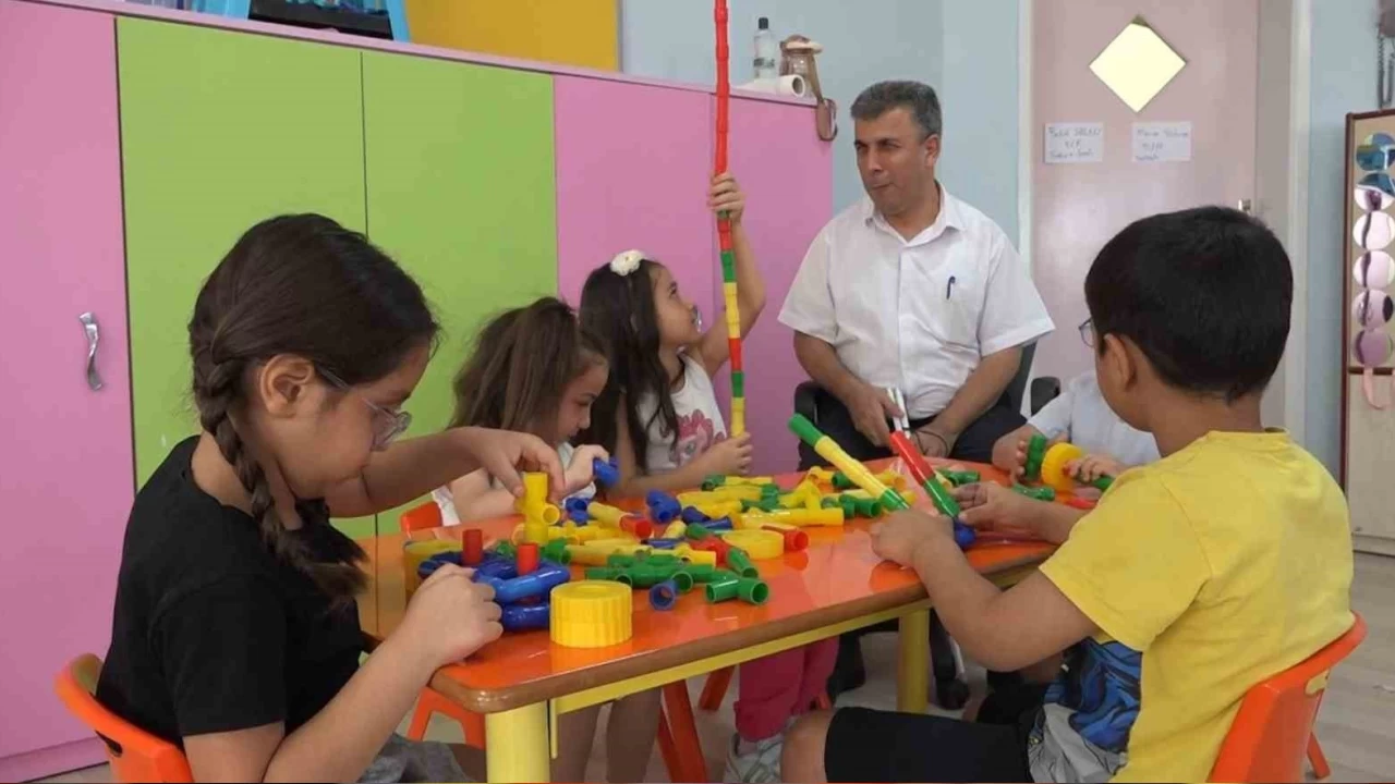 Görme engelli okul müdürü azmiyle örnek oluyor
