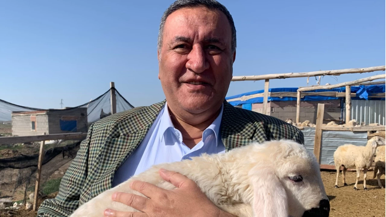 G�rer, tar�m sekt�r�n�n icra k�skac�nda bulundu�unu belirterek, 2025 y�l�nda trakt�r ve tarladan sonra ke�i ve o�laklar�n da icra yoluyla durduruldu�unu s�yledi