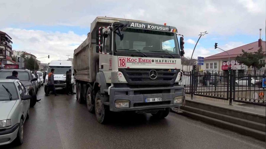 Hafriyat kamyonu ile öğrenci servisi çarpıştı