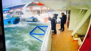 Haliç'te yolcu vapuru balıkçı teknesine çarptı