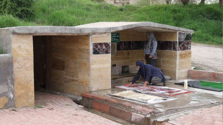 Halılarını 110 yıllık çeşmede yıkıyorlar