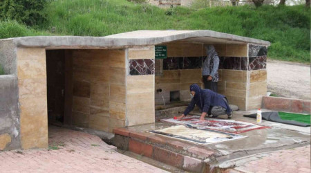 Halılarını 110 yıllık çeşmede yıkıyorlar