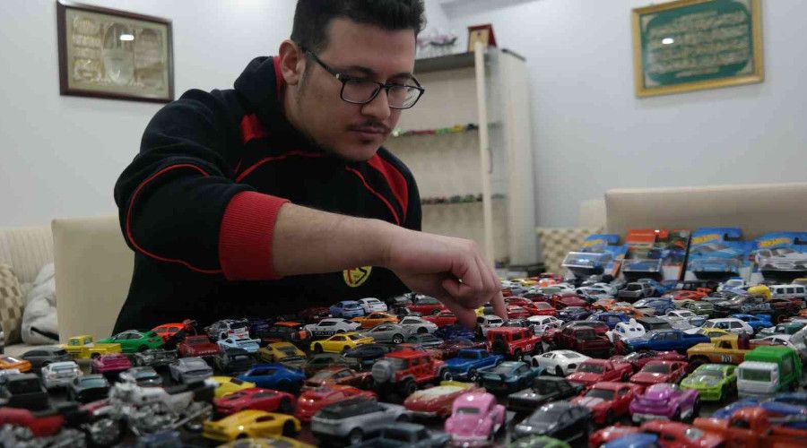 Harçlıklarını biriktirerek yaptığı araba koleksiyonuna gözü gibi bakıyor