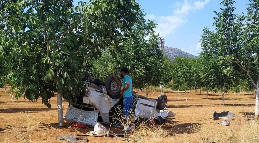 Hatalı sollama yapan sürücü otomobilin ön camından fırladı