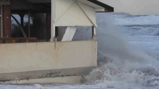 Hatay'da deniz taştı, caddeler su altında kaldı