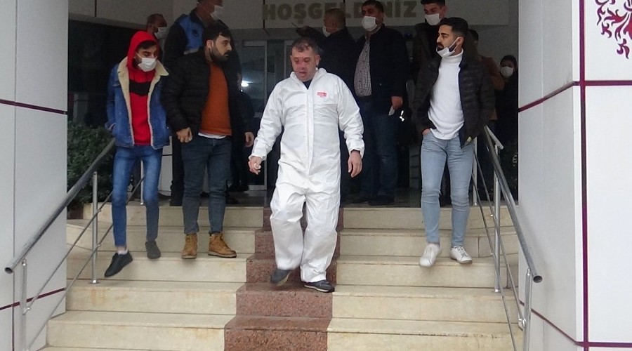 Hatay'da vaka almaya giden ambulans şoförünü yolda darp ettiler