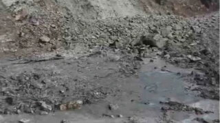 Heyelan k�y yolunu ula��ma kapatt�