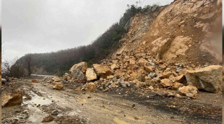 Heyelanın kapattığı karayolu açılmayı bekliyor